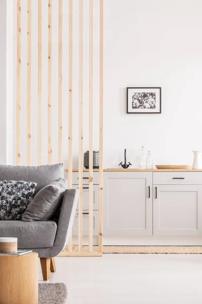 Houten Mullins Muur Heldere Open Plan Studio Appartement Met Keuken — Stockfoto