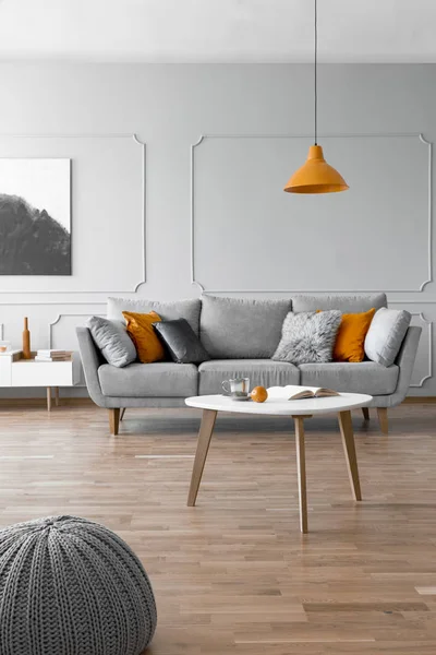 Poef Houten Tafel Platte Interieur Met Oranje Lamp Boven Grijze — Stockfoto