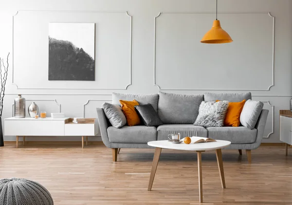 Oranžová Lampa Nad Dřevěný Stůl Před Šedou Pohovku Interiéru Obývacího — Stock fotografie