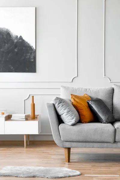 Poster Über Schrank Neben Couch Mit Kissen Grauen Wohnzimmerinterieur Mit — Stockfoto