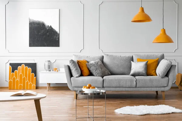 Orange Lampor Ovanför Grå Soffa Vardagsrum Inredning Med Affischer Och — Stockfoto