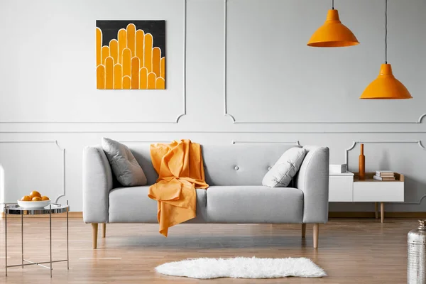 Oranžový Pléd Šedý Gauč Světlé Plochý Interiéru Lampami Plakát Zdi — Stock fotografie