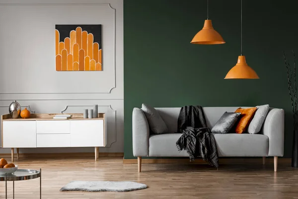 Lampes Orange Dessus Canapé Gris Dans Salon Noir Intérieur Avec — Photo