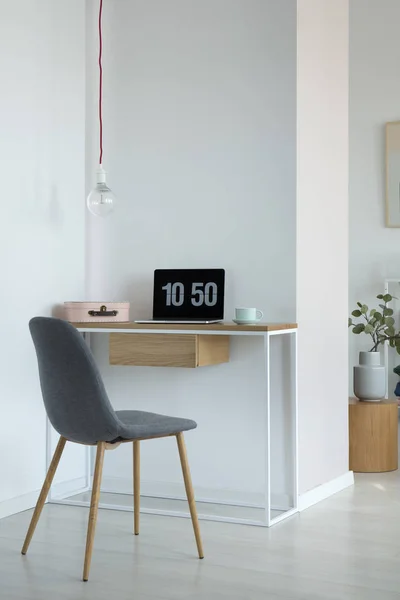 Véritable Photo Simple Intérieur Bureau Domicile Avec Ordinateur Portable Sur — Photo