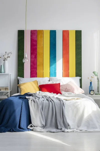 Rainbow Bedhead White Bed Colorful Pillows Blankets Bright Bedroom Interior — Stock Photo, Image