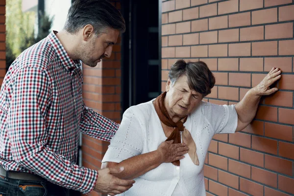 Zoon Probeert Helpen Zijn Moeder Die Met Kortademigheid — Stockfoto