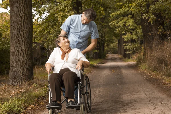 Infermiera Maschile Che Una Passeggiata Nel Parco Femminile Senior Una — Foto Stock