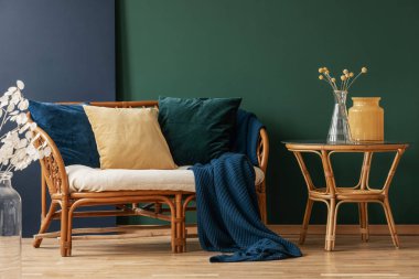 Sarı, zümrüt yeşil ve rattan mavi yastıklar, boş yeşil ve mavi duvar üzerinde kopya alanı