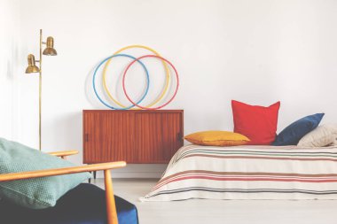Bir dolap üzerinde bir retro yatak odası iç renkli yastıklar ile bir yatağın yanında Hula Hoops