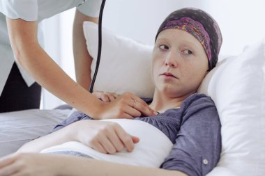 Genç kadın doktor muayene genç hasta kadın ile Cancer at hastane
