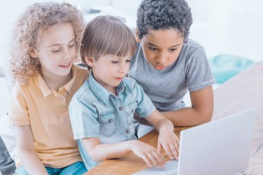 Bilgisayar kullanmak için nasıl birlikte öğrenme akıllı çocuklar grubu