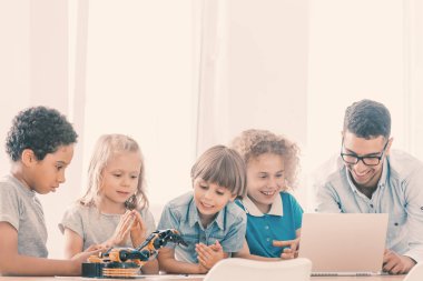 Çocuklar çocuklar için sınıfları programlama sırasında robot kontrol etmeyi öğrenme