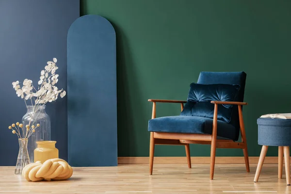 Ρετρό σκούρο μπλε πολυθρόνα σε κομψό, εσωτερικό σαλόνι δωμάτιο με αντίγραφο χώρου σε άδειο πράσινο και μπλε τοίχο — Φωτογραφία Αρχείου
