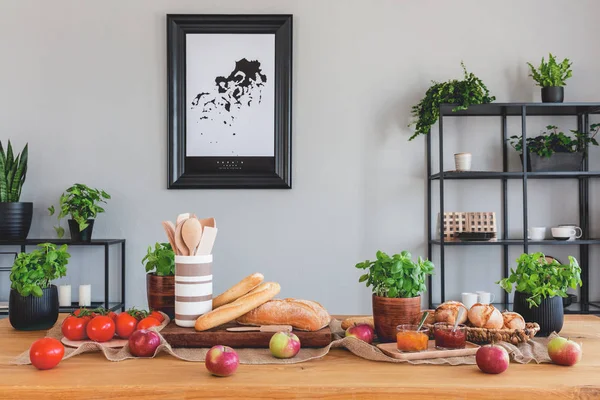 Stůl s rajčaty, chlebem, jablky a bylinkami v rustikální jídelně — Stock fotografie