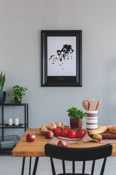 Dipingere su un muro e tavolo da pranzo con mele, pomodori e utensili di legno in un interno sala da pranzo — Foto Stock