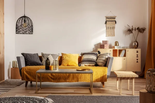 Intérieur de salon à la mode avec un design jaune et gris et une longue table basse au milieu — Photo