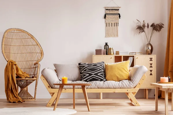 Chaise de paon en osier dans le salon élégant intérieur — Photo