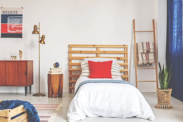 Intérieur de chambre vintage pour adolescent, vraie photo avec espace de copie sur le mur vide — Photo