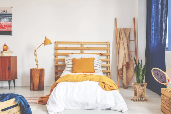 Intérieur de chambre rétro conçu pour les enfants, vraie photo avec espace de copie sur le mur blanc vide — Photo