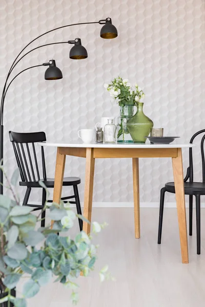 Fekete székek a fából készült asztal egyszerű étkező belső lámpa és a növények. Valódi fotó — Stock Fotó