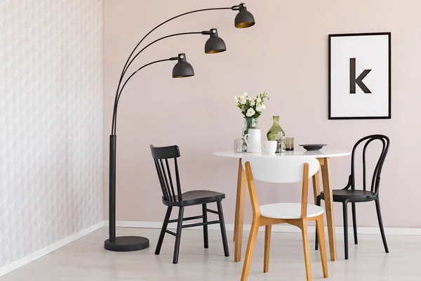 Fekete lámpa székek és fából készült asztal virágokkal az ebédlőben belső poszter. Valódi fotó — Stock Fotó