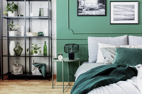 白色、灰色和绿色优雅的卧室室内设计 — 图库照片