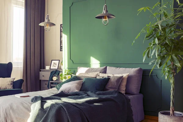 Duas lâmpadas industriais acima confortável cama de casal com cama acolhedora, espaço cópia na parede vazia — Fotografia de Stock