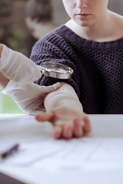 Doctor examining cancer suffering patient in medical center — Stock Photo, Image