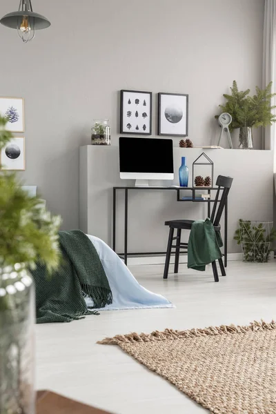 Tapis en lin naturel sur le sol de l'intérieur de la chambre grise avec bureau à domicile pour adolescent — Photo