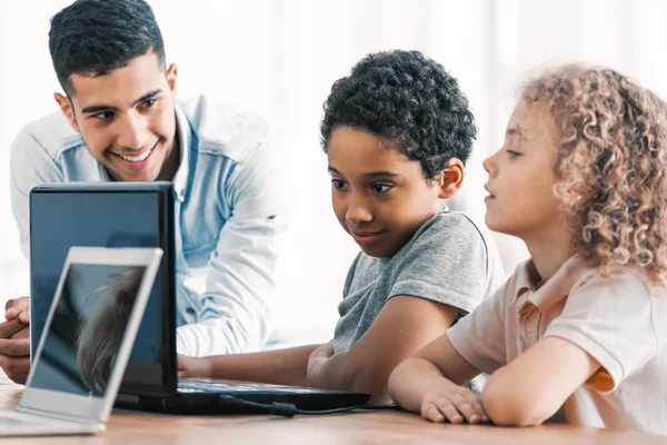 Niños inteligentes y profesor durante la clase de programación de computadoras para niños — Foto de Stock