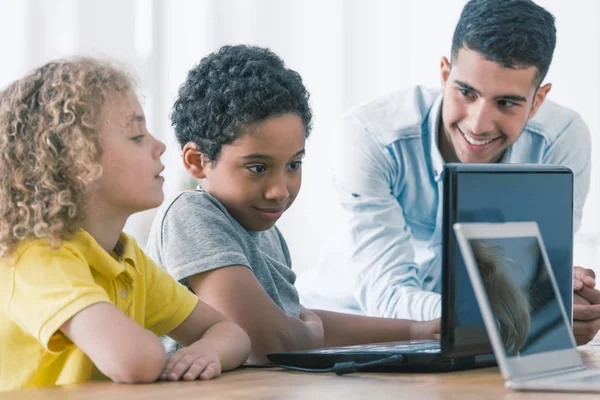 Dois meninos inteligentes durante a aula de codificação de computador para crianças — Fotografia de Stock
