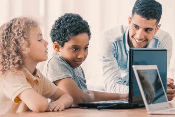 Niños inteligentes y profesor mirando el ordenador durante la clase de informática para niños — Foto de Stock