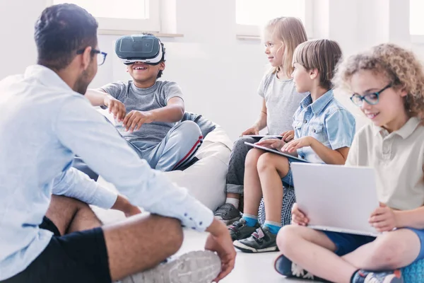 Gelukkige jongen Vr bril gebruikt tijdens technologie les voor kinderen op school — Stockfoto