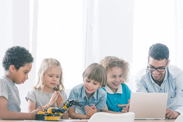 Afrikanischer amerikanischer Junge steuert Roboter im Robotikunterricht in der Schule mit Kindern — Stockfoto