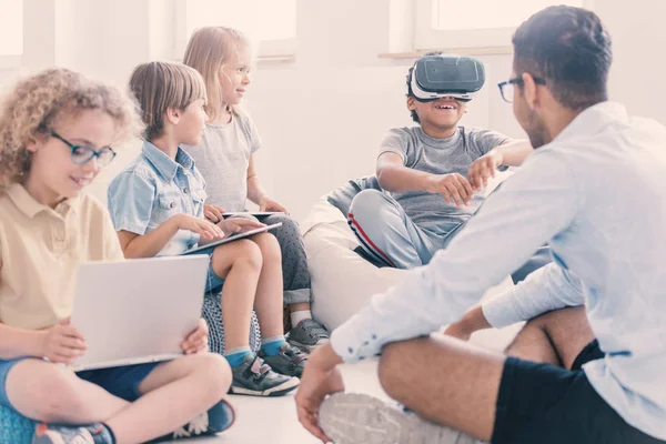 Niño afroamericano usa gafas VR durante clase de tecnología para niños — Foto de Stock