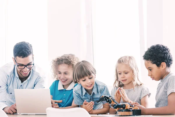 Niños de primaria aprendiendo sobre computadoras, robots y codificación en talleres extracurriculares — Foto de Stock