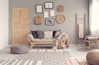 Moda İskandinav oturma odası iç tasarım, doğal aksan kavramı
