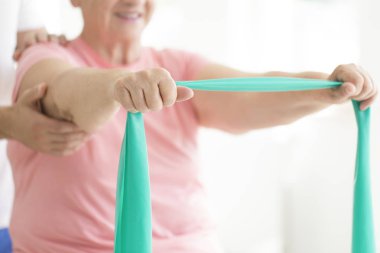 Rehabilitasyon sırasında kıdemli tarafından düzenlenen kauçuk bandın yakın çekim