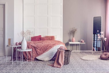 Parlak yatak odası iç kirli turuncu yastık ve rahat battaniye ile büyük rahat yatak