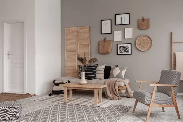 Aksesoris kayu alami dan wicker di interior ruang tamu kontemporer — Stok Foto