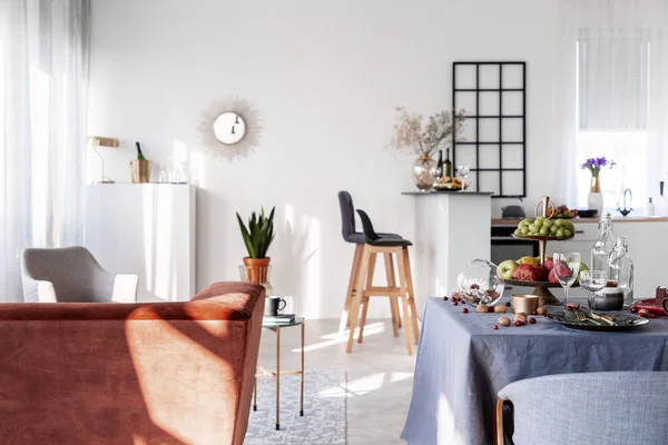 Pequeno apartamento estúdio com cozinha em plano aberto sala de estar e jantar — Fotografia de Stock