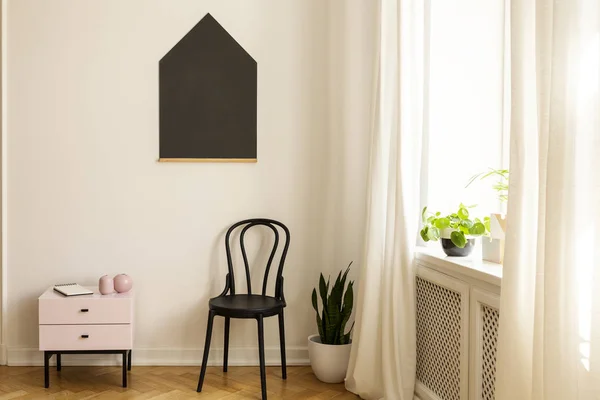 Zwarte poster boven het kabinet en stoel in witte eenvoudige tiener van kamer interieur met planten. Echte foto — Stockfoto