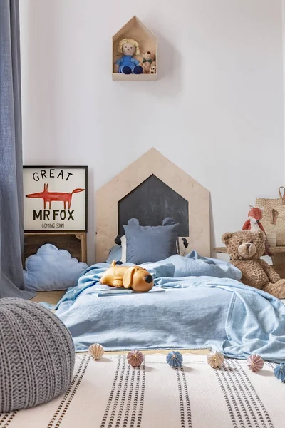 Foto real de um quarto de menino interior com brinquedos, cama e tapete — Fotografia de Stock