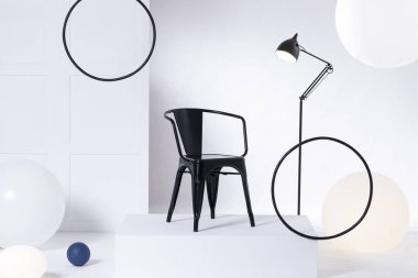 Bir showroom oturma odası iç ortasında bir siyah sandalye ve lamba ayakta gerçek fotoğraf