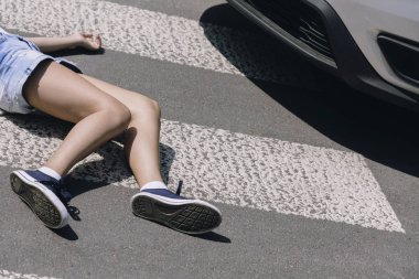 Trafik kazasında bir arabanın yanında yaya geçişi kurbanı