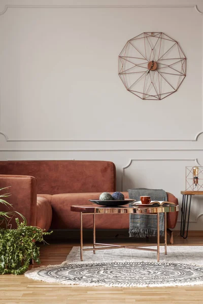 Современный интерьер гостиной с коричневым угловым диваном с подушками и одеялом в модном интерьере гостиной — стоковое фото