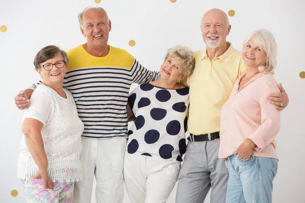 Grup de prieteni seniori fericiți stând împreună și zâmbind — Fotografie, imagine de stoc