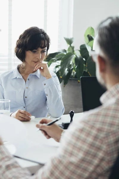 작업 문제에 어려움을 겪고 젊은 성공적인 여자 — 스톡 사진