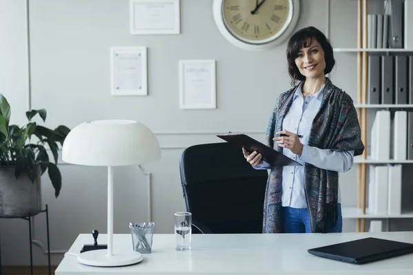 Psychotherapist waiting for patient in her room — Stock Photo, Image