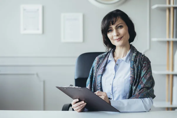 Junge Psychotherapeutin bereit, ihrer Patientin zu helfen — Stockfoto